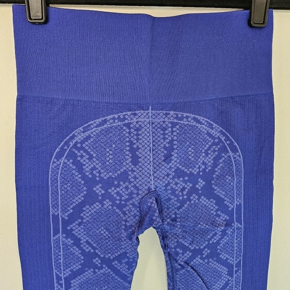 EUC Lululemon Ebb To Street Snake Print Leggings Sapphire Blue Size 4 - Picture 8 of 16